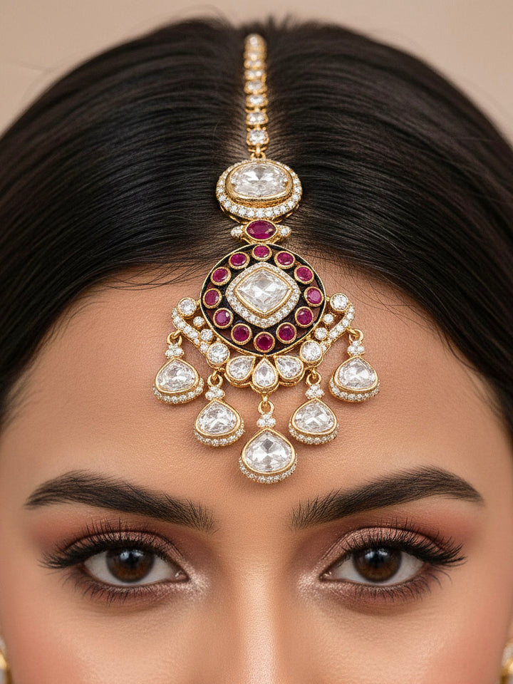 Close-up of a woman wearing an ornate traditional Meenakari Green and Pink Collar jewellery set and earrings and maangtikka with Pink Colored Stones, Uncut Kundan, American Diamond and Meenakari. Bride wearing a colorful Meenakari artificial necklace set for her wedding ceremony. Close-up of intricate Meenakari detailing in imitation bridal jewelry.