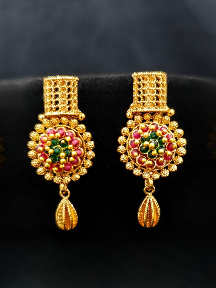 Close-up of an ornate traditional (Gold Polish) Collar jewellery set and earrings with Crystal Beads. Woman wearing trending artificial Colored Stone jewelry for wedding season in India. Saree look completed with elegant artificial Colored Stone jewelry for festive occasions.