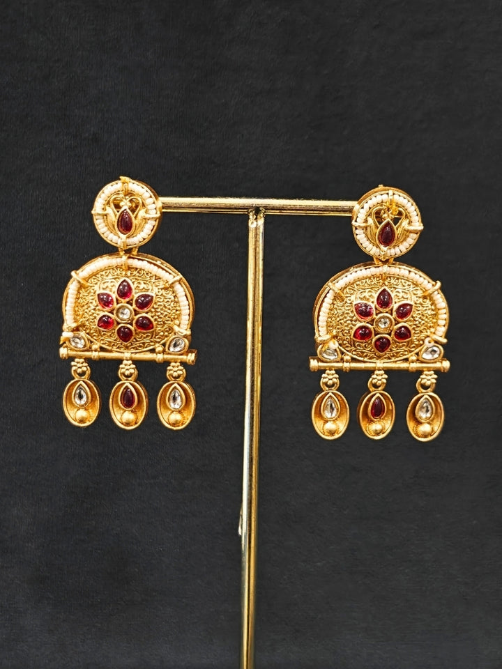 Close-up of an ornate traditional Rajwadi gold Long jewellery set and earrings  with  Pearls, Beads, Colored Stones, Bandhai Work and Kundan. Close-up of a Rajwadi artificial necklace for wedding celebrations. Close-up of a premium Rajwadi artificial necklace under 10000. 
