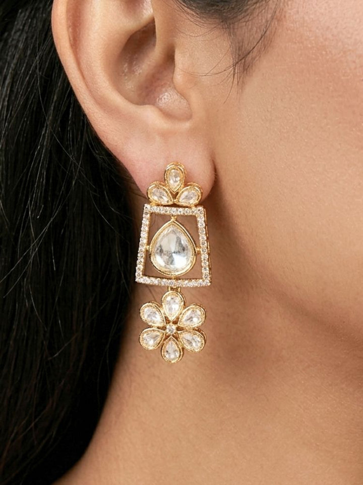 Close-up of a woman wearing an ornate traditional (Gold Polish) White Collar jewellery set and earrings with Polki and American Diamond. Reception-ready look featuring a sparkling Polki necklace set. Close-up of a cocktail party look featuring a premium American diamond necklace.