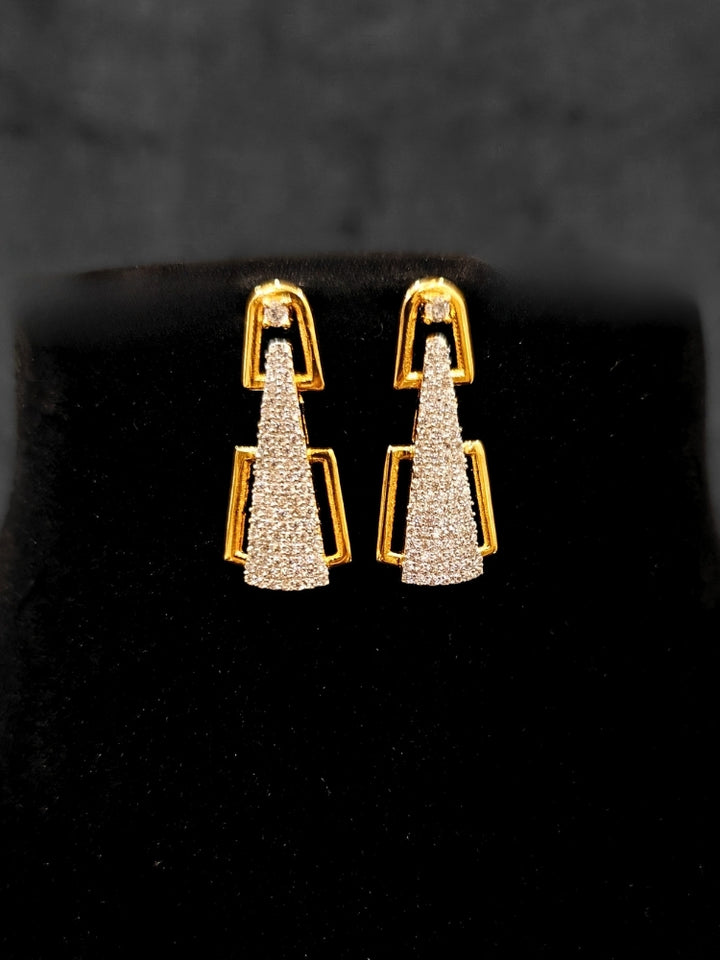 Close-up of an ornate Indo-western gold & White Collar jewellery set and earrings with American Diamond. A luxury American diamond necklace set styled beautifully for a wedding guest look in India. A lightweight American diamond necklace perfect for long wedding functions.