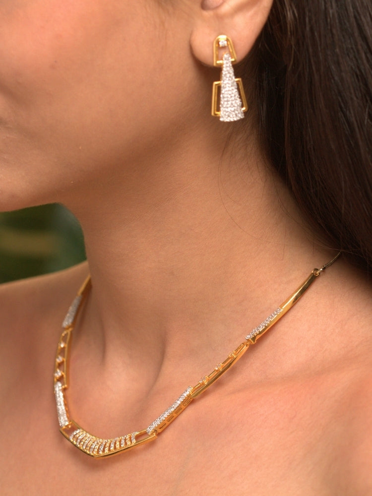 Close-up of an ornate Indo-western gold & White Collar jewellery set and earrings with American Diamond. A luxury American diamond necklace set styled beautifully for a wedding guest look in India. A lightweight American diamond necklace perfect for long wedding functions.