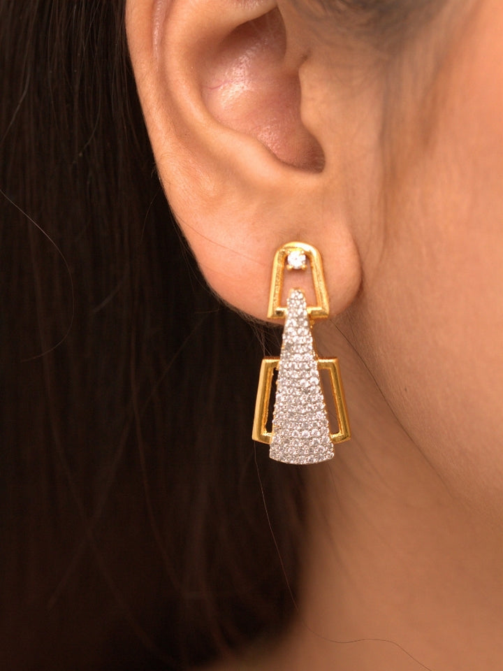 Close-up of an ornate Indo-western gold & White Collar jewellery set and earrings with American Diamond. A luxury American diamond necklace set styled beautifully for a wedding guest look in India. A lightweight American diamond necklace perfect for long wedding functions.