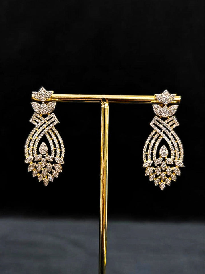 Close-up of an ornate Western American Diamond Gold Collar jewellery set and earrings with American Diamond. Close-up of a featuring an anti-tarnish American diamond artificial necklace. A luxury American diamond necklace set styled beautifully for a wedding guest look in India.