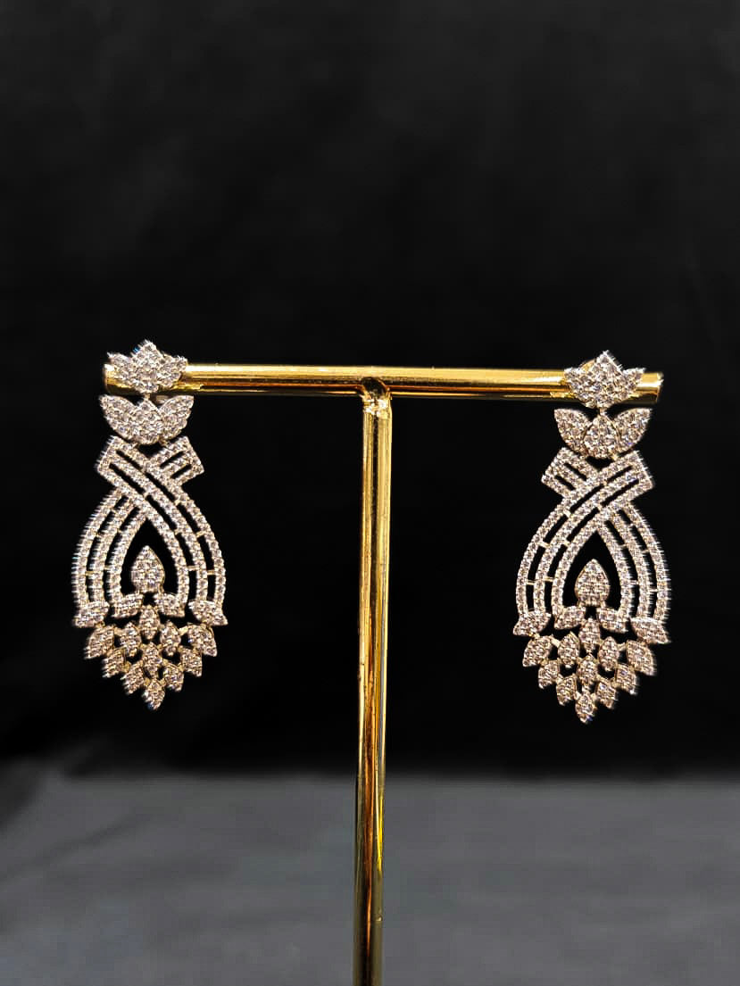 Close-up of an ornate Western American Diamond Silver Collar jewellery set and earrings with American Diamond. Close-up of a featuring an anti-tarnish American diamond artificial necklace. A luxury American diamond necklace set styled beautifully for a wedding guest look in India.