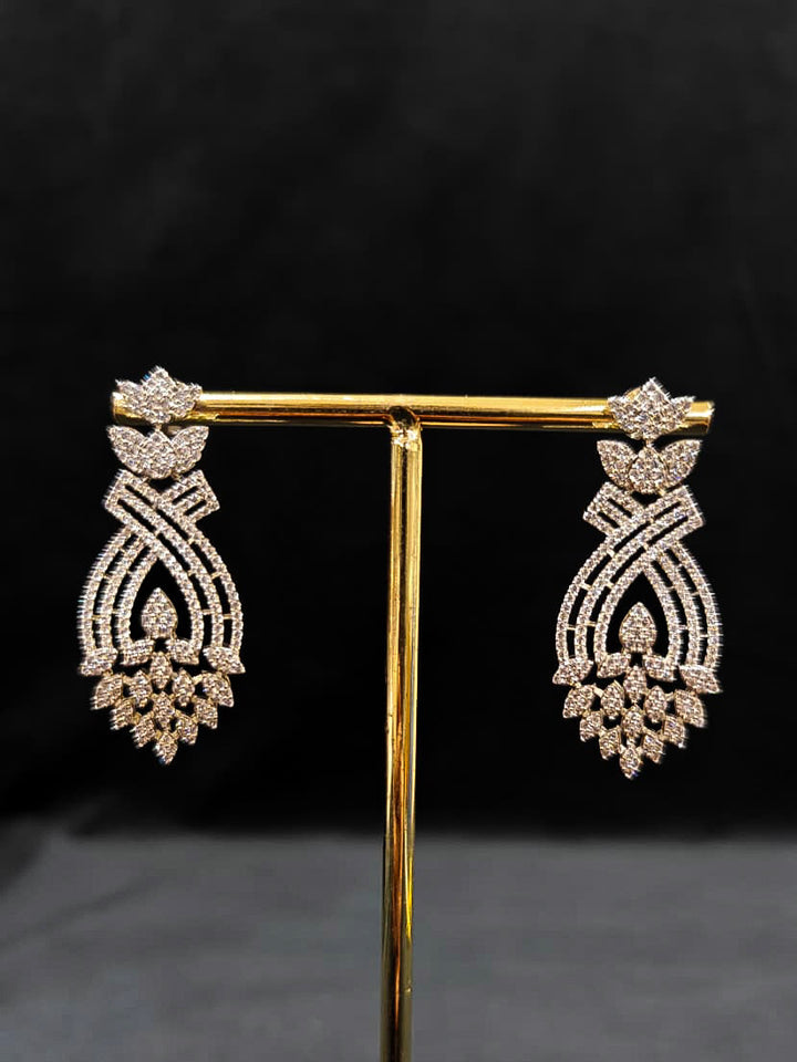 Close-up of an ornate Western American Diamond Silver Collar jewellery set and earrings with American Diamond. Close-up of a featuring an anti-tarnish American diamond artificial necklace. A luxury American diamond necklace set styled beautifully for a wedding guest look in India.