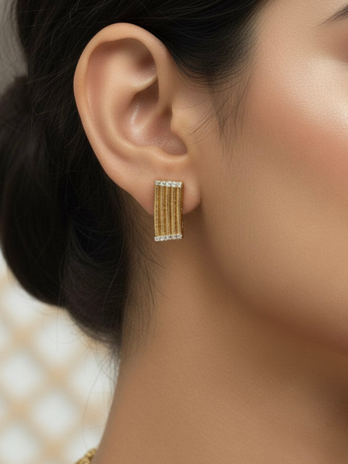 Close-up of a woman wearing an ornate traditional (Gold Polish) Collar jewellery set and earrings with American Diamond and Pearl. Festive saree styling completed with an elegant artificial Pearl jewelry piece. Festive party wear look featuring a Collar Pearl artificial jewelry piece.