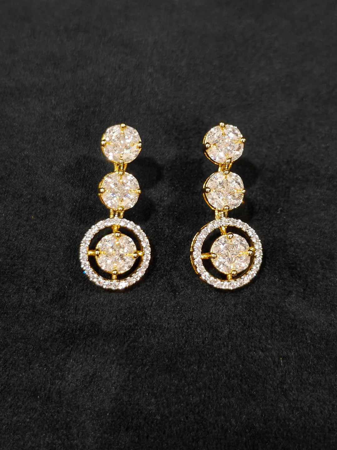Close-up of an ornate Indo-western Diamond gold Collar jewellery set and earrings with American Diamond. Close-up of a cocktail party look featuring a premium American diamond necklace. Perfect American Diamond necklace set for Parties and festivals.
