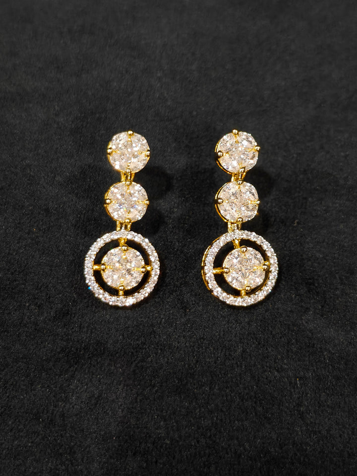 Close-up of an ornate Indo-western Diamond gold Collar jewellery set and earrings with American Diamond. Close-up of a cocktail party look featuring a premium American diamond necklace. Perfect American Diamond necklace set for Parties and festivals.
