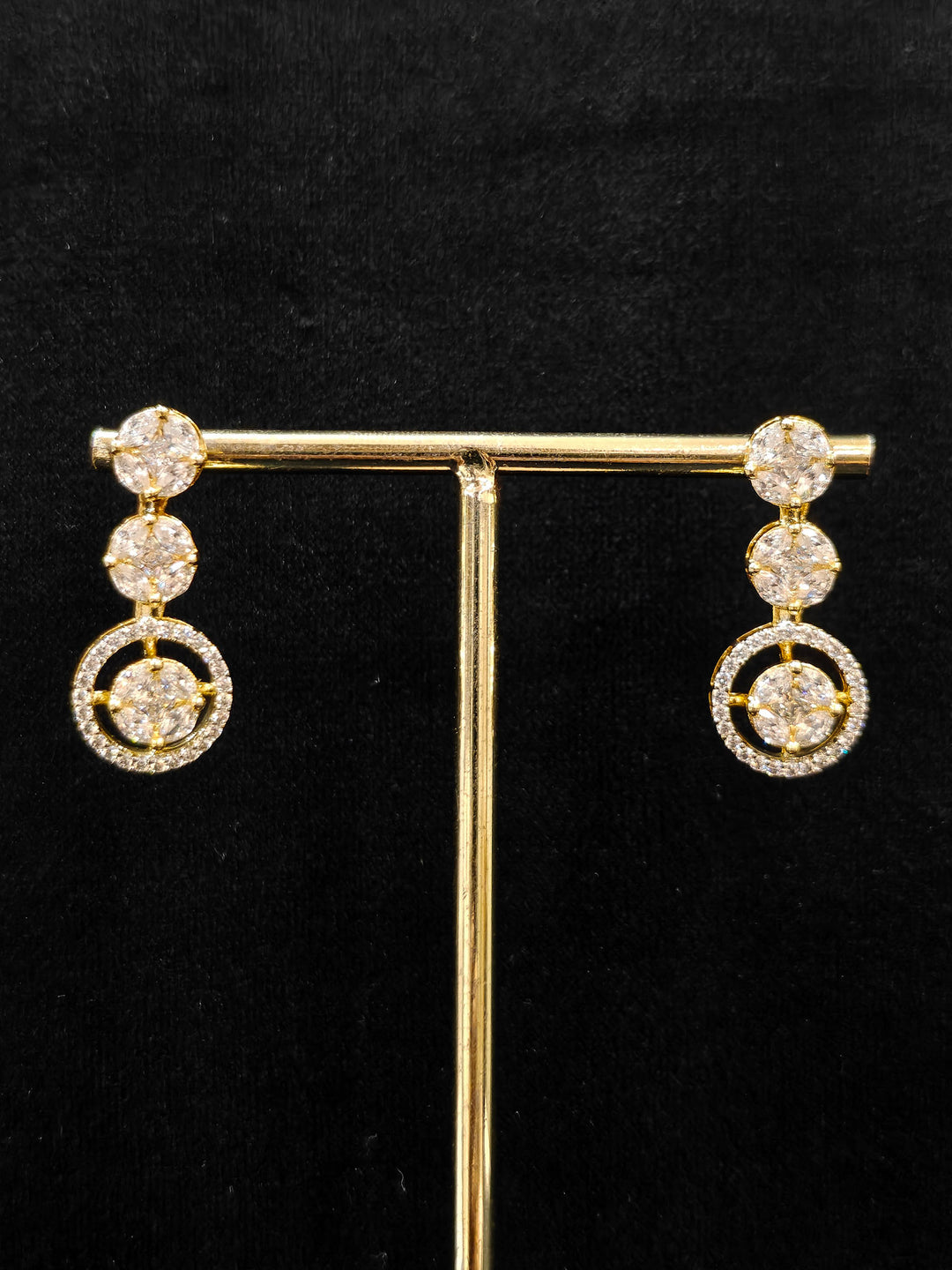 Close-up of an ornate Indo-western Diamond gold Collar jewellery set and earrings with American Diamond. Close-up of a cocktail party look featuring a premium American diamond necklace. Perfect American Diamond necklace set for Parties and festivals.