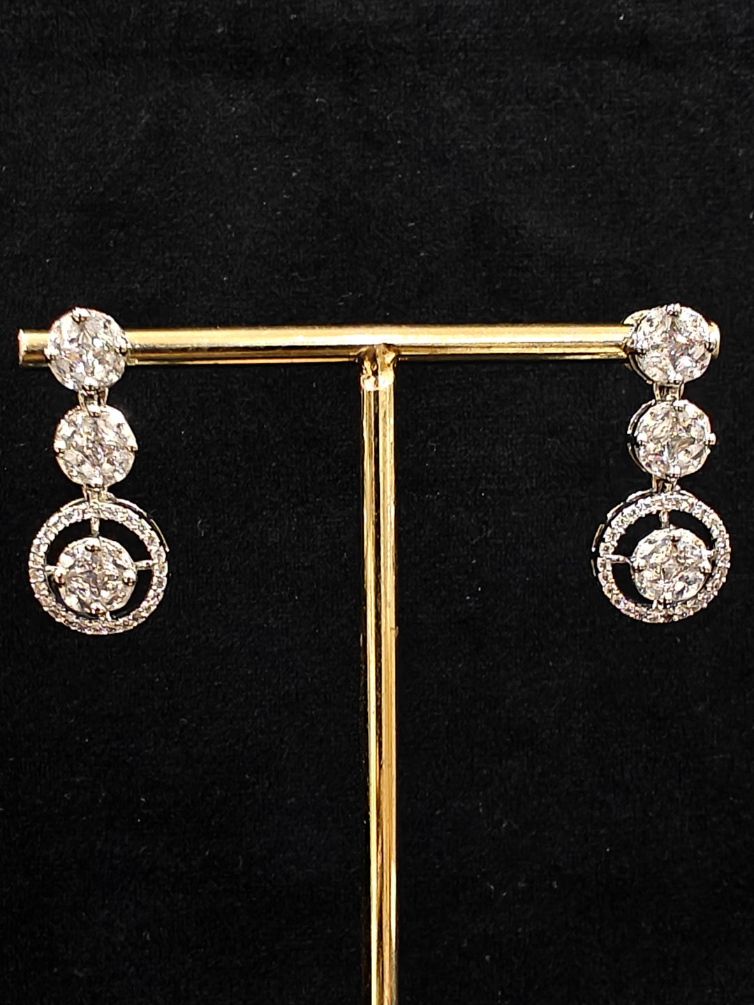 Close-up of an ornate Indo-western Diamond Silver Collar jewellery set and earrings with American Diamond. Close-up of a cocktail party look featuring a premium American diamond necklace. Perfect American Diamond necklace set for Parties and festivals.