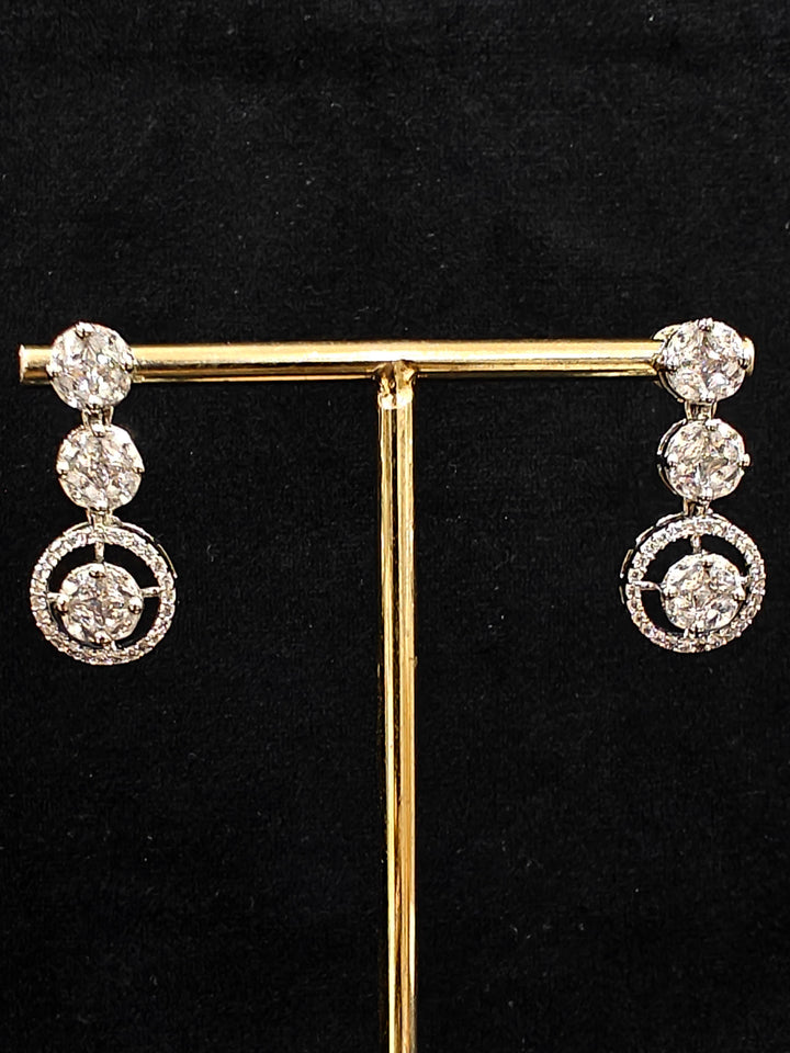 Close-up of an ornate Indo-western Diamond Silver Collar jewellery set and earrings with American Diamond. Close-up of a cocktail party look featuring a premium American diamond necklace. Perfect American Diamond necklace set for Parties and festivals.