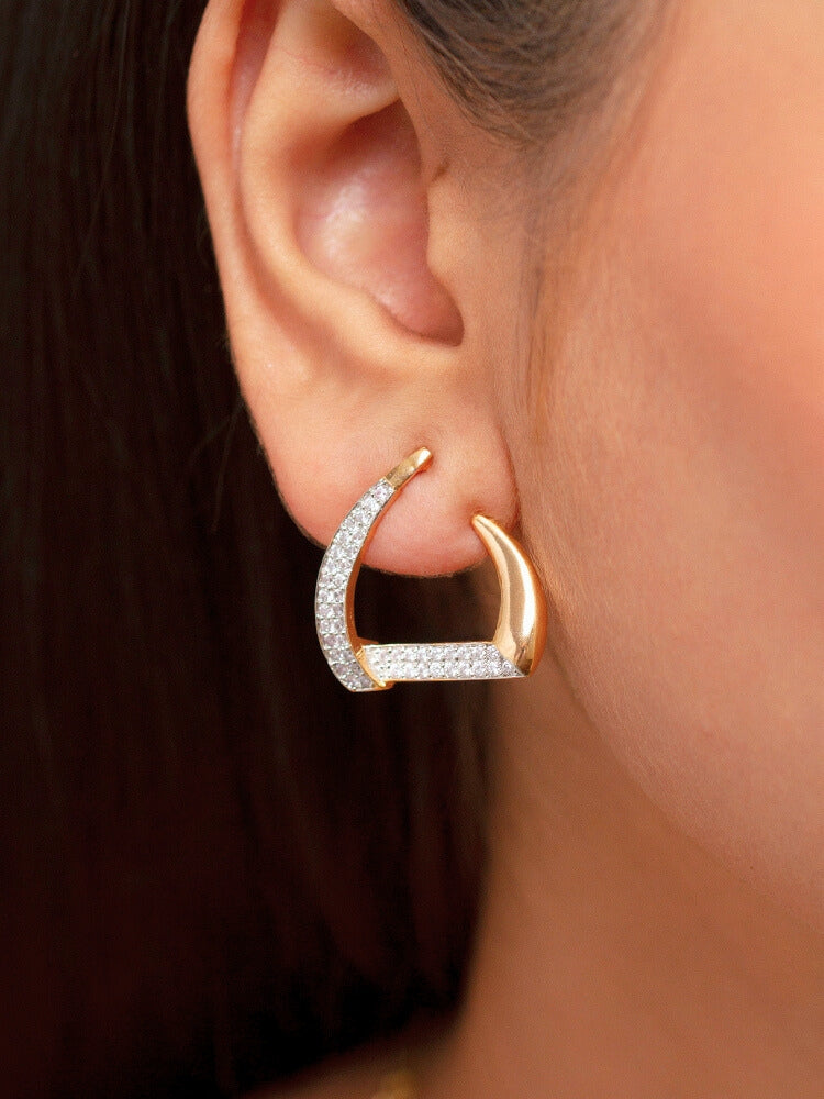 Elegant woman wearing a luxurious artificial diamond necklace with matching earrings, perfect for high-profile wedding receptions and formal galas. This high-end artificial diamond jewelry set combines style, elegance, and affordability for special occasions.