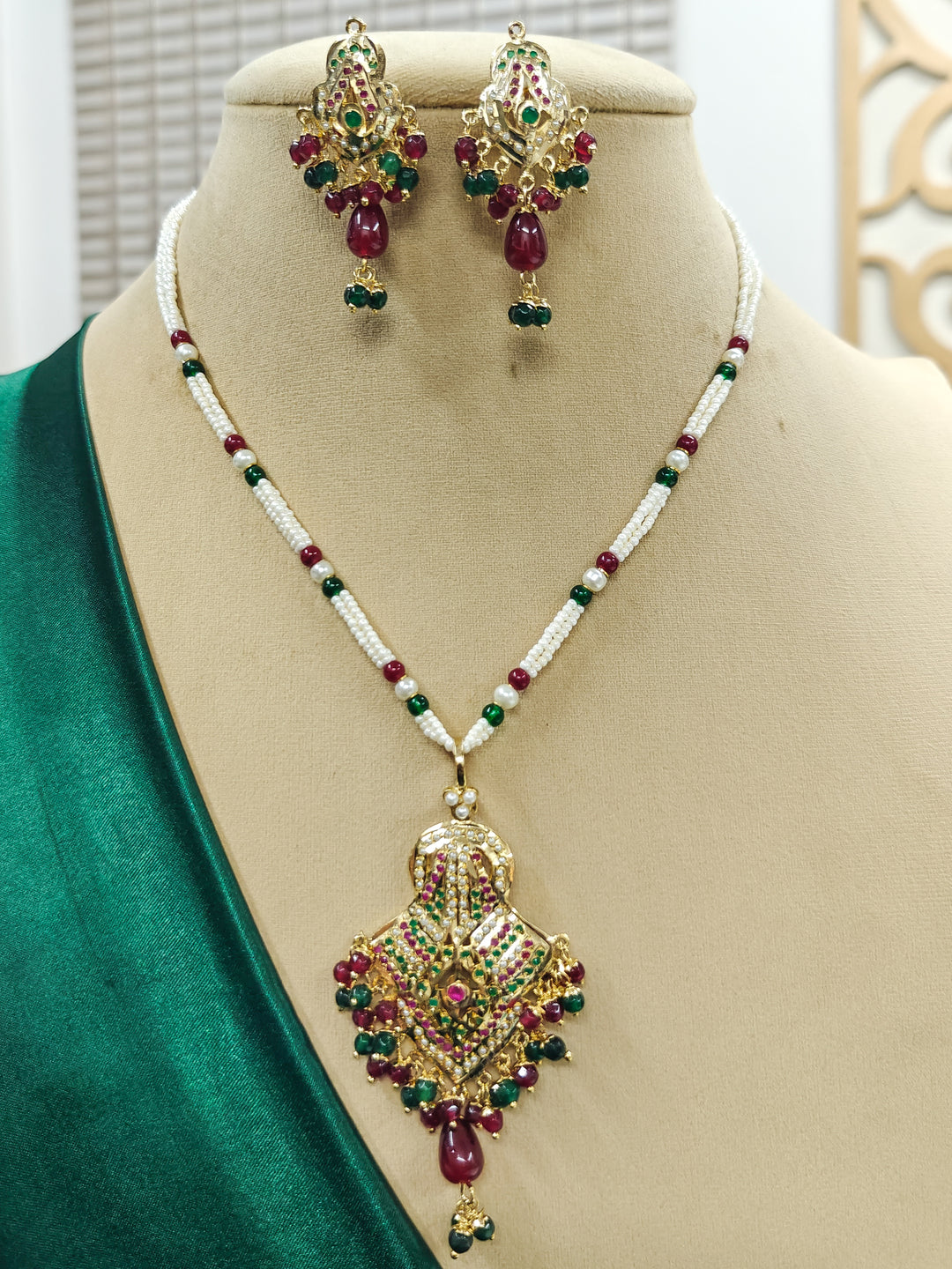 Yashomita Pendant Set